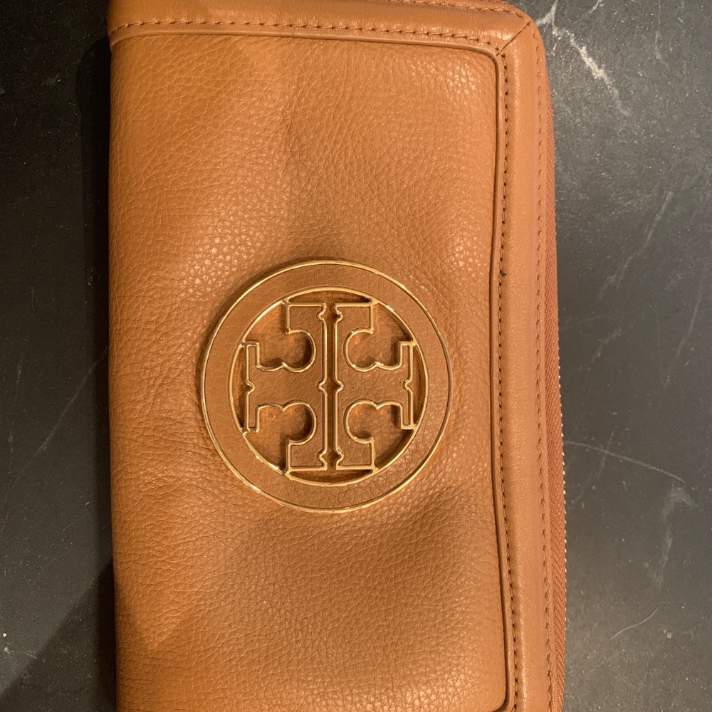 Tory Burch leather wallet!✨✨